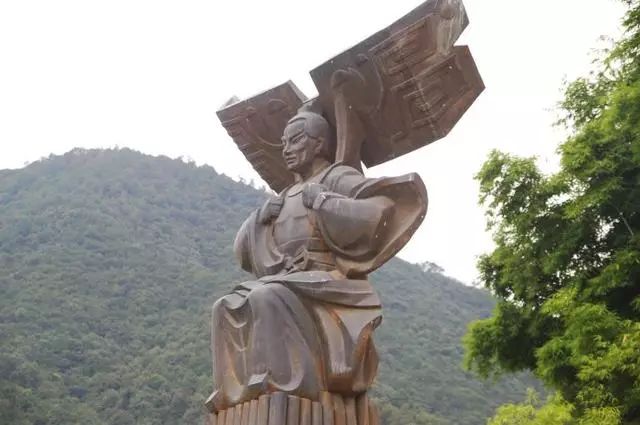 中国明朝官员才是世界名太空第一人！月球上陨石坑以他来命名！