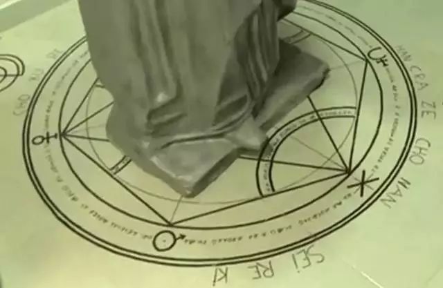 失踪男孩房间发现大量外星人密码，许多人猜测他已被外星人绑架！