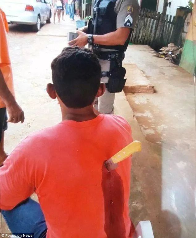 男子被人背后捅一刀鲜血暴流，超淡定插刀走来走去像没事发生！