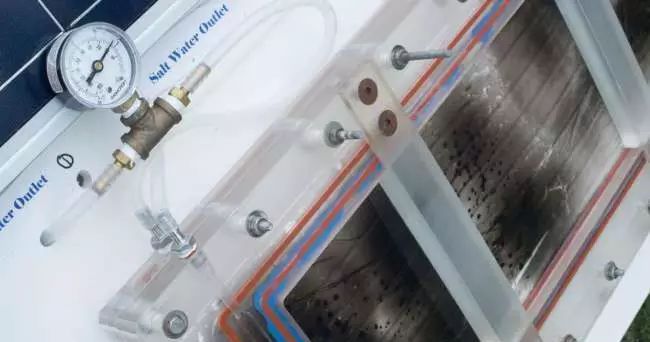 科学家利用太阳能把盐水变成淡水，便宜到每个人家都能使用！