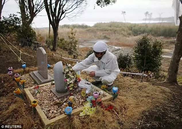 311福岛核灾6年后父母冒着辐射找寻失踪孩子 看到她挥手就觉得心痛