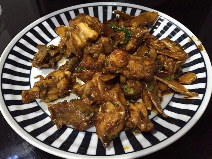 绿鬣蜥比鸡肉好吃！女子在社区狩猎，两只正好煮一餐