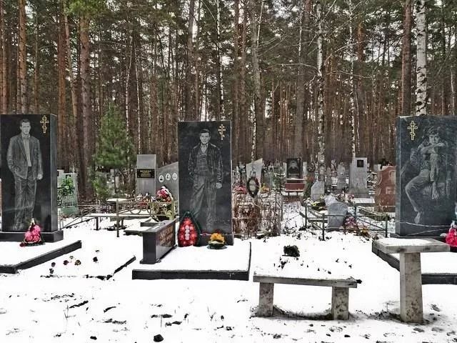 死也要霸气外露！黑帮墓园“一堆人站着”，等身写实墓碑见碑如见人