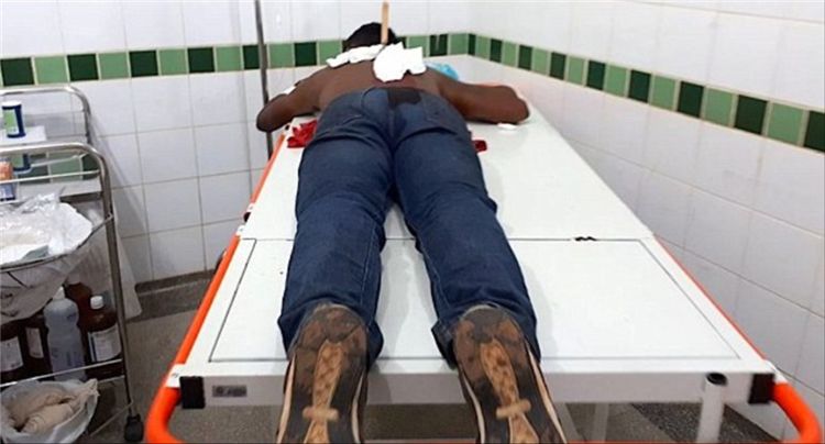 男子被人背后捅一刀鲜血暴流，超淡定插刀走来走去像没事发生！