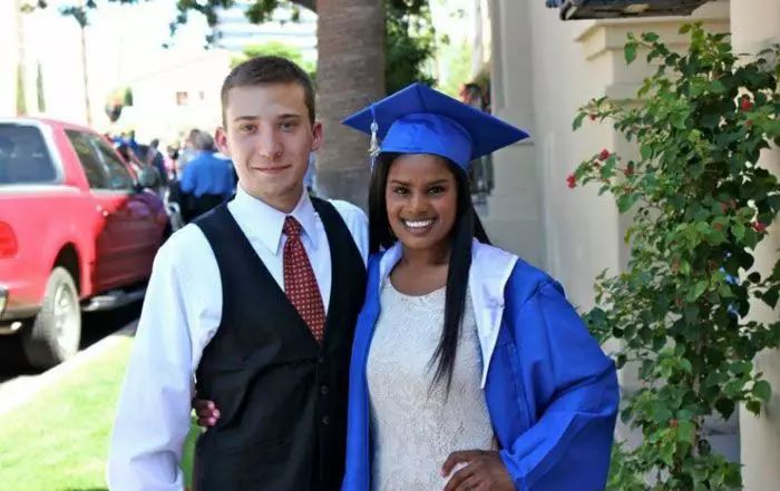 幼稚园认识20年的情侣结婚了，他们的童话故事让全网络都融化了