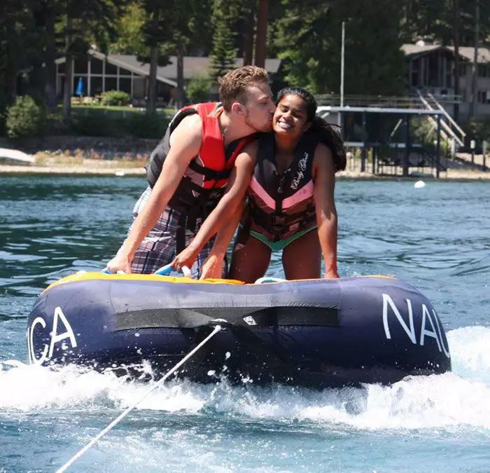 幼稚园认识20年的情侣结婚了,他们的童话故事让全网络都融化了