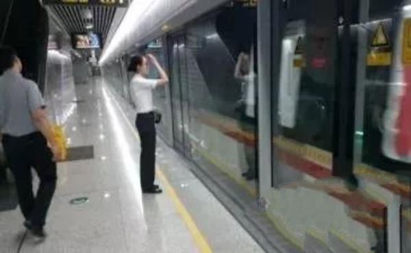 地铁最后一班车不拉人,夜班车拉鬼不拉人……