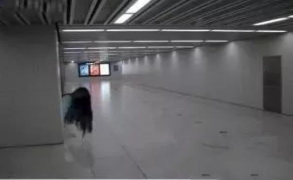 地铁最后一班车不拉人,夜班车拉鬼不拉人……