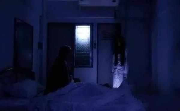 青岛如意大厦灵异事件，酒店房间半夜出现奇怪声音