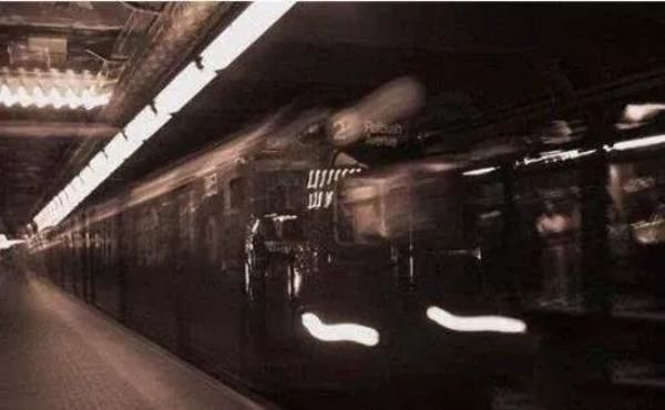 地铁最后一班车不拉人,夜班车拉鬼不拉人……