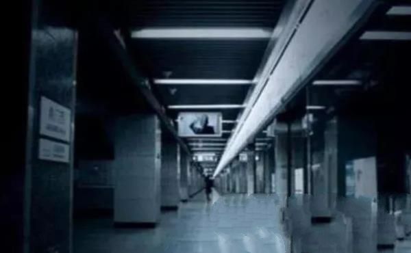 地铁最后一班车不拉人,夜班车拉鬼不拉人……