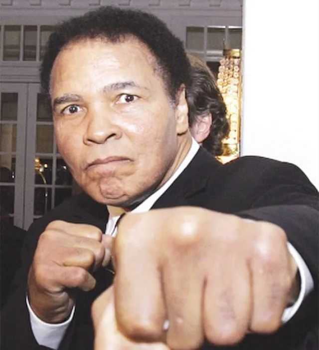 1973年，为李小龙扶灵的6个神秘人：都来自外国，个个身份显赫