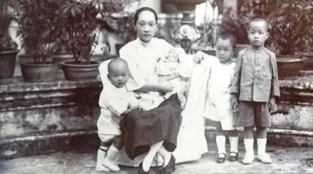 李烈钧纳挚友妻子为妾，生10个娃送其中5个参加抗战，死后享国葬