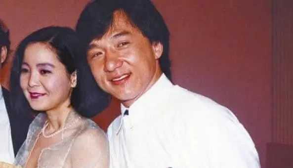 他是顾祝同贴身保镖,也是戴笠手下干将,后生一儿子成国际巨星