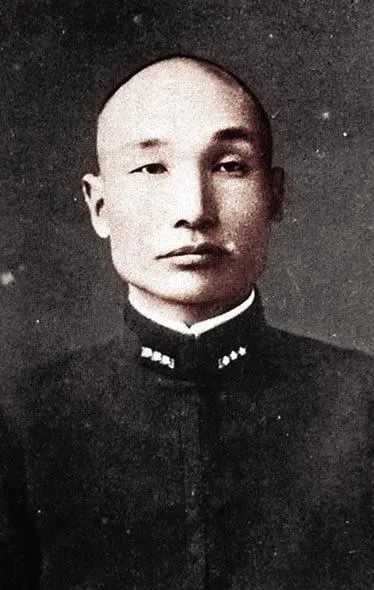 日本参谋有多牛，司令上厕所要向他请假，中将哭求他听话