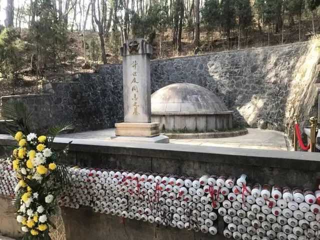 开国上将许世友墓前，茅台酒瓶堆成山：将军！祖国安好，干了这杯