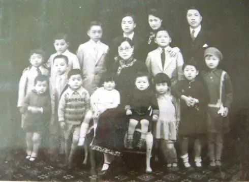 李烈钧纳挚友妻子为妾，生10个娃送其中5个参加抗战，死后享国葬
