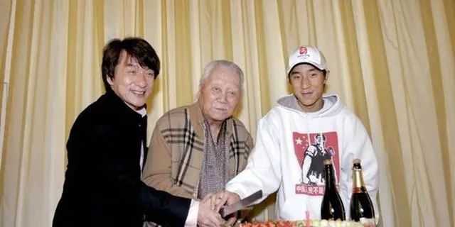 他是顾祝同贴身保镖,也是戴笠手下干将,后生一儿子成国际巨星