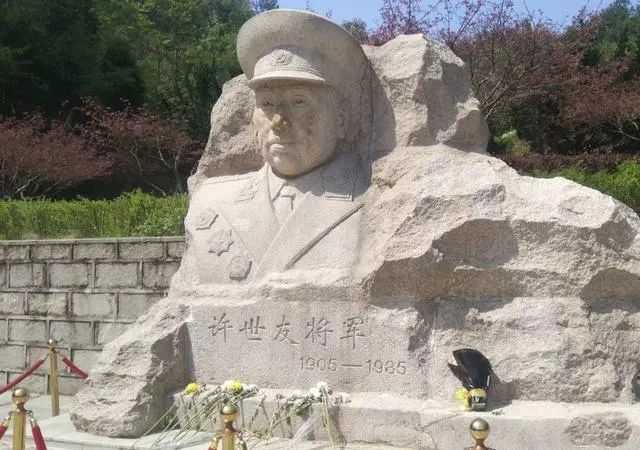 开国上将许世友墓前，茅台酒瓶堆成山：将军！祖国安好，干了这杯