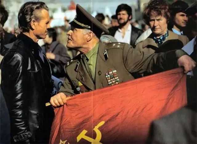 苏联解体的悲剧：国家英雄被抹黑成“叛徒”，政权怎能不崩溃？