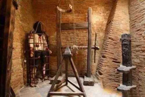 古代酷刑“石刑”，一种惨绝人寰的刑法，至今还存在？