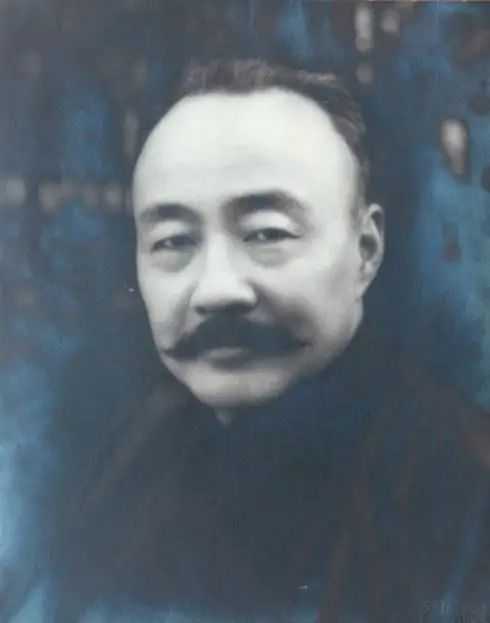 李烈钧纳挚友妻子为妾，生10个娃送其中5个参加抗战，死后享国葬