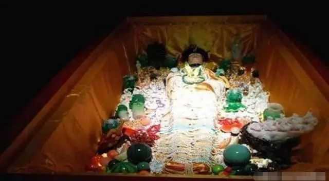 令妃10年连生6子，百年后尸身被人挖出，才知乾隆有多爱她