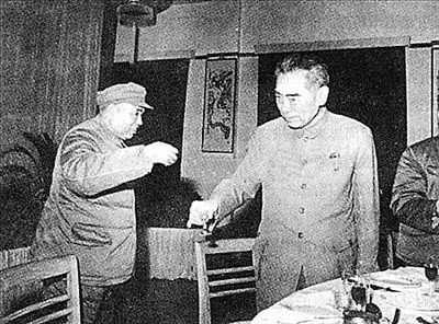 开国上将许世友墓前，茅台酒瓶堆成山：将军！祖国安好，干了这杯