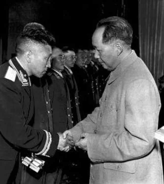 1957年，正在开会的开国少将，居然被自己的警卫员开枪射杀