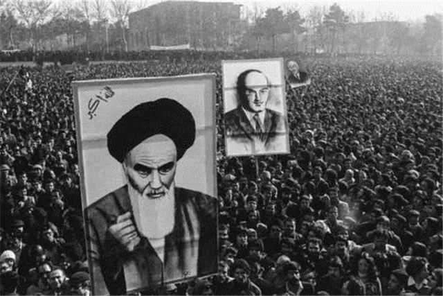 哈梅内伊：年过八旬，手残志坚的伊朗教父，他把伊朗带向何方？