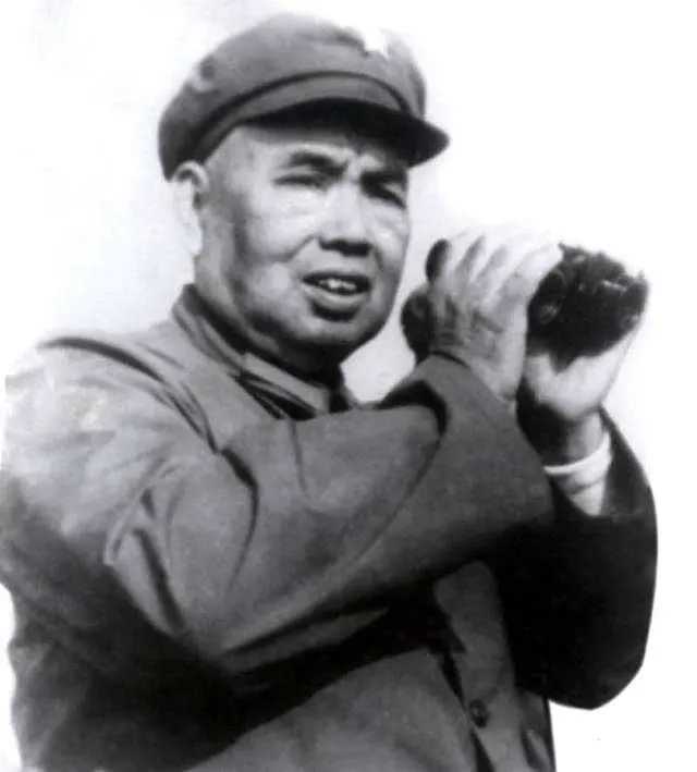 开国上将许世友墓前，茅台酒瓶堆成山：将军！祖国安好，干了这杯