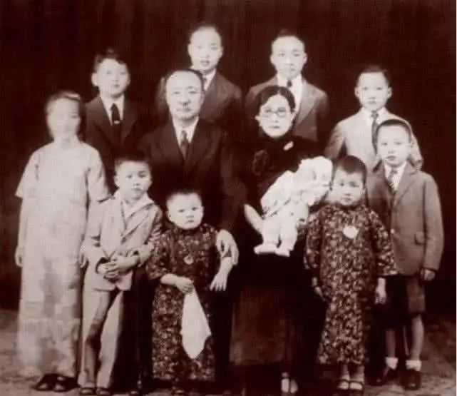 李烈钧纳挚友妻子为妾，生10个娃送其中5个参加抗战，死后享国葬