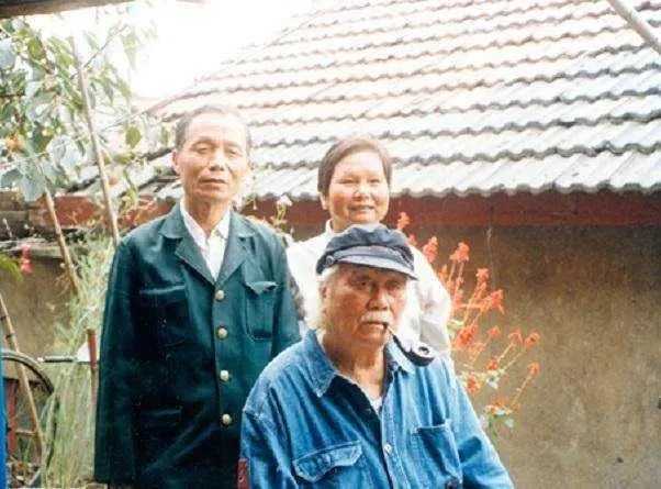 他是顾祝同贴身保镖,也是戴笠手下干将,后生一儿子成国际巨星