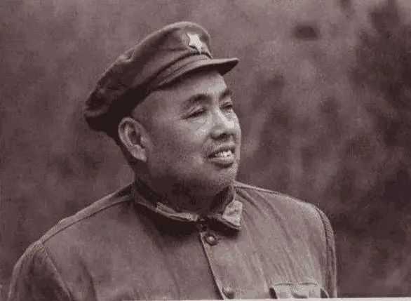 开国上将许世友墓前，茅台酒瓶堆成山：将军！祖国安好，干了这杯