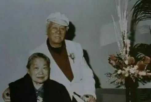 他是顾祝同贴身保镖,也是戴笠手下干将,后生一儿子成国际巨星