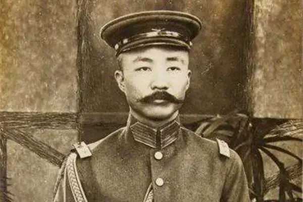 李烈钧纳挚友妻子为妾，生10个娃送其中5个参加抗战，死后享国葬