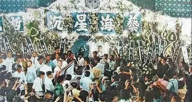 1973年，为李小龙扶灵的6个神秘人：都来自外国，个个身份显赫