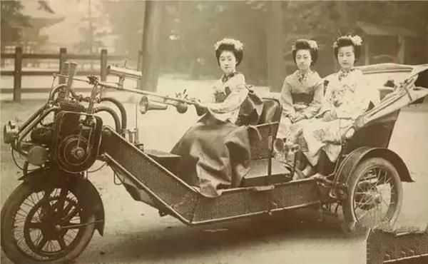 几张历史老照片！躺运尸车上的梦露，图9是百年前的日本女司机～