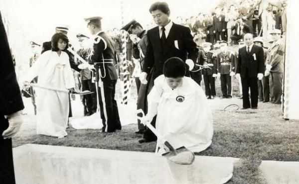 韩国前总统朴正熙盛大葬礼：葬礼横幅用汉字书写，汉城百万人送行