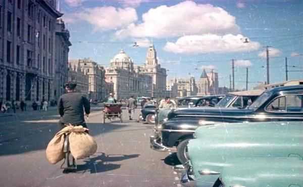 1949年上海刚刚解放时的场景：繁华无比，市民热烈欢迎解放军入城