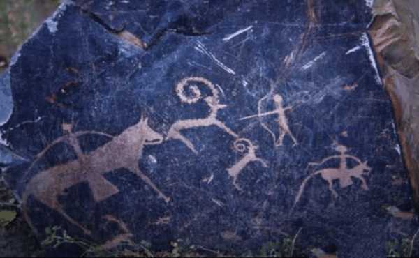 昆仑山发现万年岩画，“飞机图案”赫然在目，史前文明真的存在？