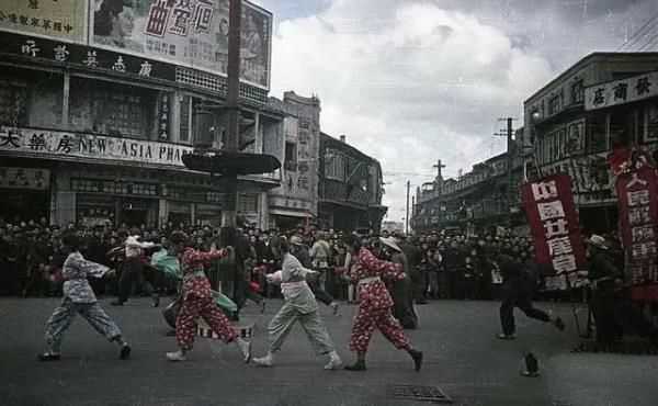 1949年上海刚刚解放时的场景：繁华无比，市民热烈欢迎解放军入城