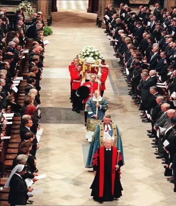 戴安娜葬礼现场:全球25亿人观看电视直播,图7英国女王面露微笑