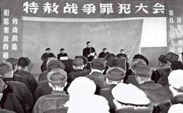 1959年宣布特赦时，这个国军中将竟脱掉衣服，一路狂奔
