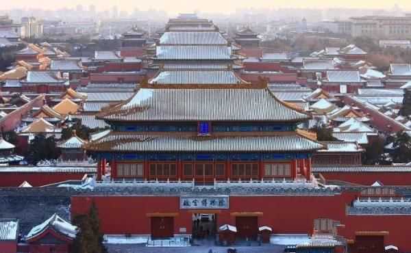 和珅铸造22口纯金缸，侵略者将水缸黄金刮掉，如今刀刮痕迹依然明显