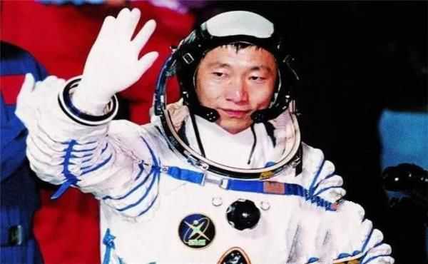 航天英雄杨利伟，让国人骄傲的背后，是他女儿的离世和妻子的转业