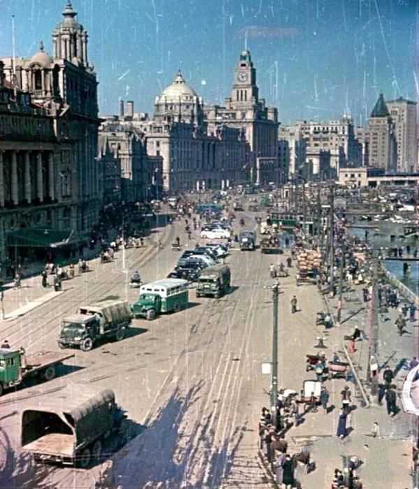 1949年上海刚刚解放时的场景：繁华无比，市民热烈欢迎解放军入城