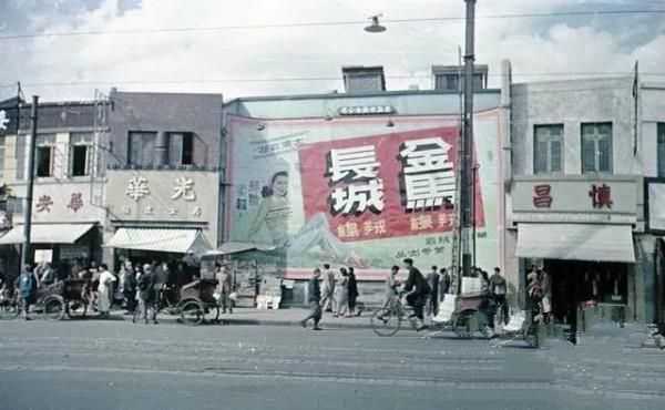 1949年上海刚刚解放时的场景：繁华无比，市民热烈欢迎解放军入城