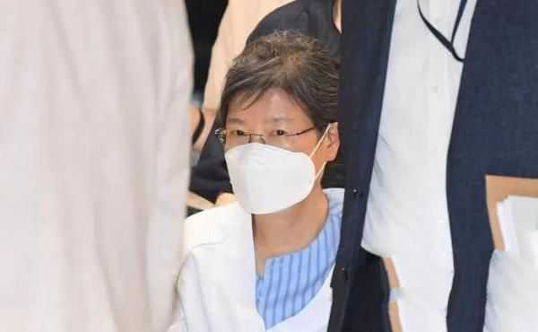 韩国人万万没想到，朴槿惠才进医院第二天，花圈就被摆上灵堂