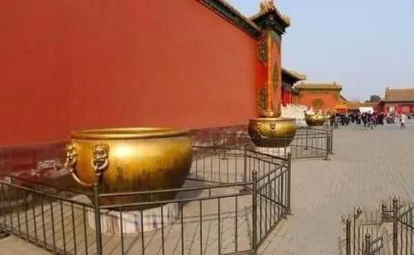 和珅铸造22口纯金缸，侵略者将水缸黄金刮掉，如今刀刮痕迹依然明显